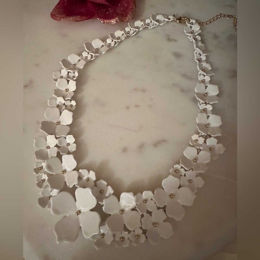 Unique Flower necklace (new)